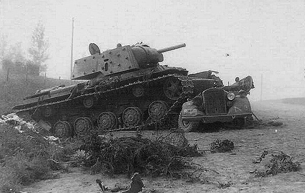 Чудовим прикладом застосування КВ-1 на ранніх етапах війни є бій у радгоспу Войсковіци, коли   Зіновій Григорович Колобанов   на своєму танку знищив 22 німецьких, а разом з ще чотирма КВ-1 всього в тому бою було підбито 43 танка противника