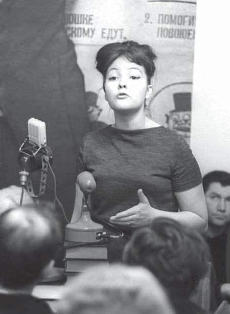 У 1950-1960-і роки зріс інтерес саме до озвученого поетичного слова