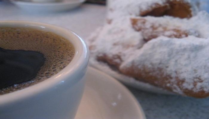 Французи, які зазнали за Наполеона «континентальну блокаду», в умовах відсутності кави також стали обсмажувати корінь цикорію і варити його замість кави