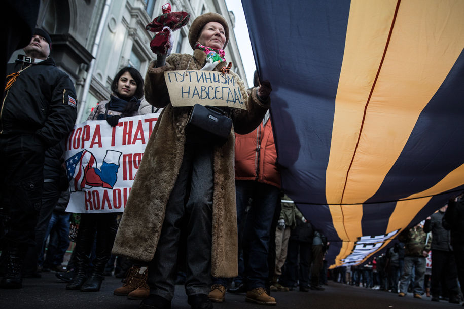 Чеченців ціла колона: з емблемами руху «Ахмат», з портретами Ахмата Кадирова на куртках