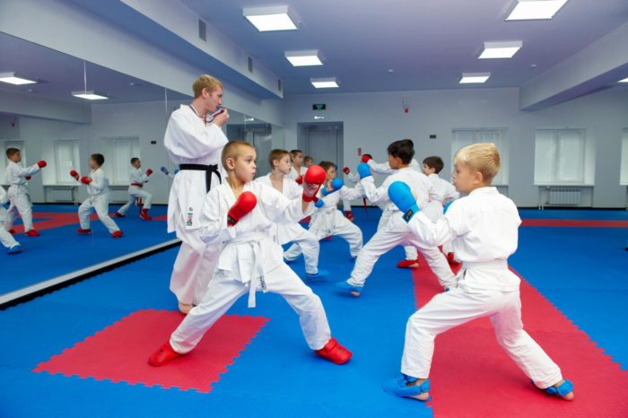 Якщо малюк відкрито цікавиться можливими варіантами виходу з конфліктних ситуацій - програйте такі моменти разом з ним, використовуючи іграшки або образи персонажів з улюблених мультфільмів, книжок