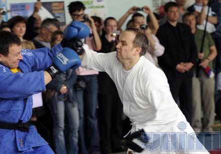 Але додав, мовляв сподівається, що в жодного з чиновників відтепер не виникне бажання так само жартувати з політиками (як пожартував Гелетей)