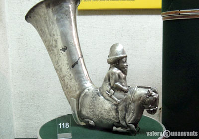 В цей час ювеліри вже використовували бронзові і залізні інструменти, вирізаючи ними орнаменти