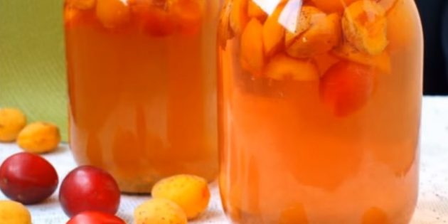 Компот з абрикосів і сливи