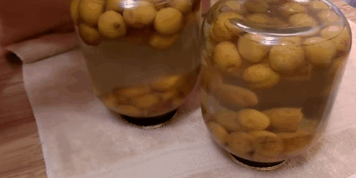 Переверніть банки догори дном, закутайте в щось тепле і залиште на кілька годин до повного охолодження