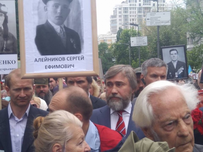 Крім того недалеко від площі Слави правоохоронці затримали чоловіка, який намагався пронести рушницю, повідомив в ефірі «112 Україна» начальник ГУ НП Києва Андрій Крищенко