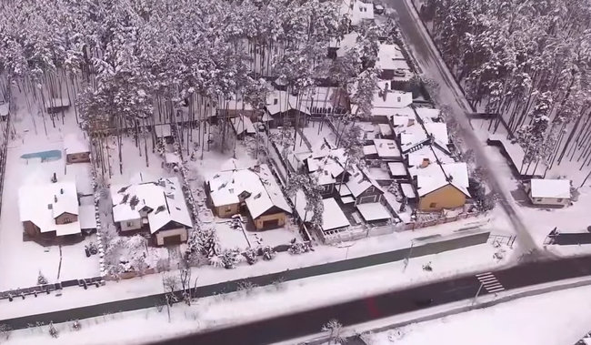 Крім вілл в Туреччині, Максим Павицький в 2017 році також придбав для Продана будинок площею 450 квадратних метрів по сусідству з генеральним прокурором Юрієм Луценком в селі Стоянка