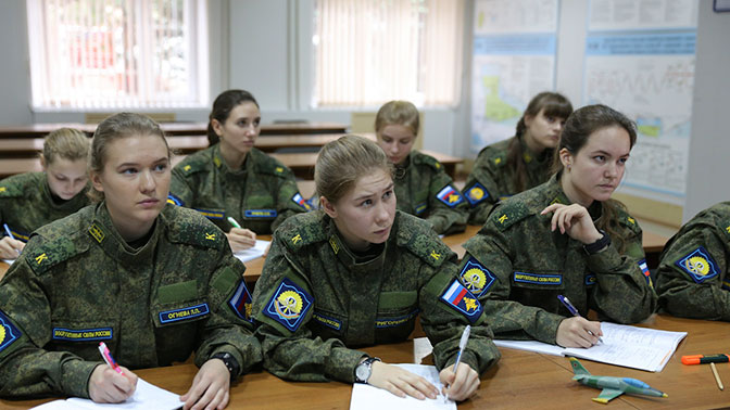 Сподіваюся, через п'ять років вони прикрасять подібне свято своєю майстерністю », - зазначив міністр, говорячи про авіафестівале до 105-річчя ВКС в парку« Патріот »