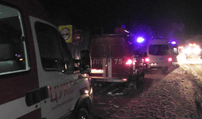 В районі Ханти-Мансійська зіткнулися пасажирський автобус і вантажівка, через що загинули 12 осіб   Автомобілі екстрених служб на місці ДТП   Фото: ТАСС   Москва