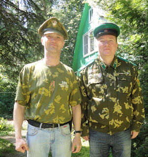 Ще з цього приводу є спогад одного мого дружка (він на цьому форумі під ім'ям БРЕН- з тлінного ми відслужили всю службу разом, тільки він був концертний, тобто на ЕСТРАДІ, а я на УС домосіди), так ось стояв Броня в наряді по роті, вночі на тумбочці, ну і повинен був вчасно крикнути коли хто небудь в роту з командирів прийде, а старі в Лен