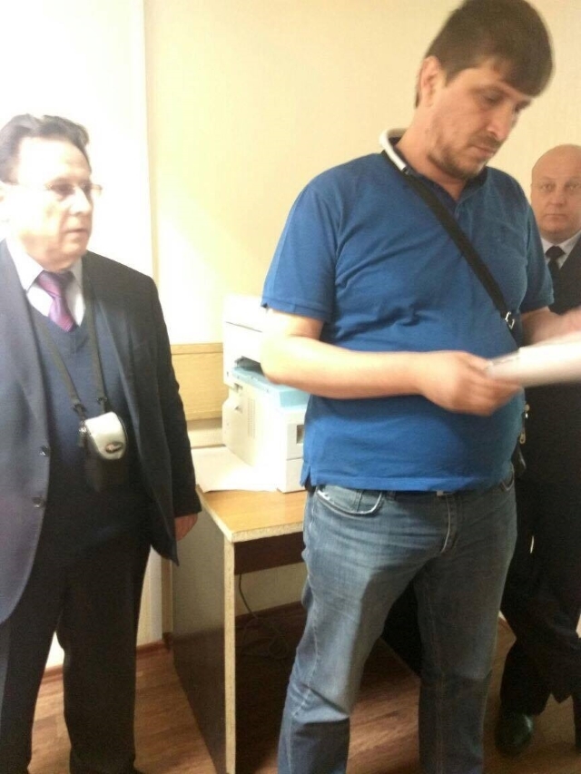У розмові з адвокатами Мурада Амрієва чеченський опер не став відповідати на питання, на яких законних підставах чеченські поліцейські знаходяться в Брянську, чому вони, по суті, обмежили свободу пересування Мурада Амрієва, відмовляються представитися і пред'явити постанову, на підставі якого вони намагаються затримати Амрієва
