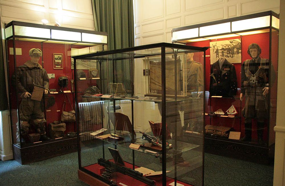 м розмістилися 3 галереї і 6 великих кімнат, що вмістили понад 4 000 експонатів: озброєння, військова форма, взяті в бою прапори країн Європи та Єгипту, важливі документи, листівки та інша підпільна преса