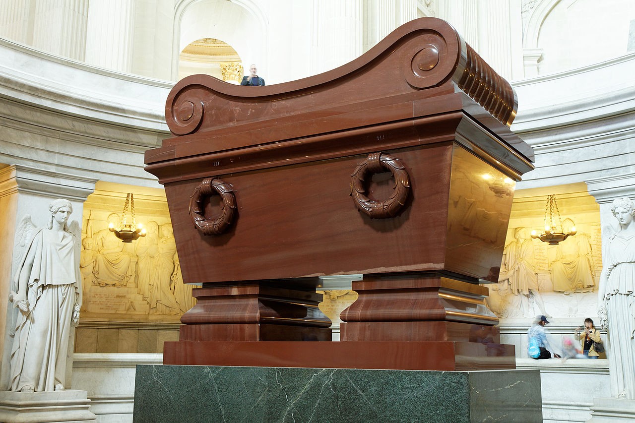 Він стоїть на темно-зеленому гранітному постаменті в крипті собору, немов опальний правитель на своєму троні продовжує підносити над народом