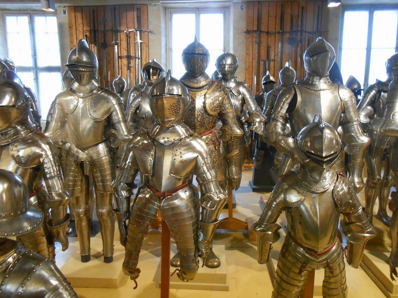 Правда спочатку це були 2 відокремлені кімнати, які висвітлюють історію розвитку артилерії і війська, і лише в 1905 р відбулося їх об'єднання в Музей армії