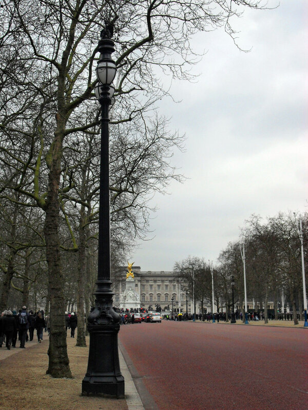 Продовжуємо потихеньку рухатися по Мелл і бачимо Букінгемський палац, до якого тече потік туристів:   Паралельно нам по Мелл простує гвардійський оркестр: