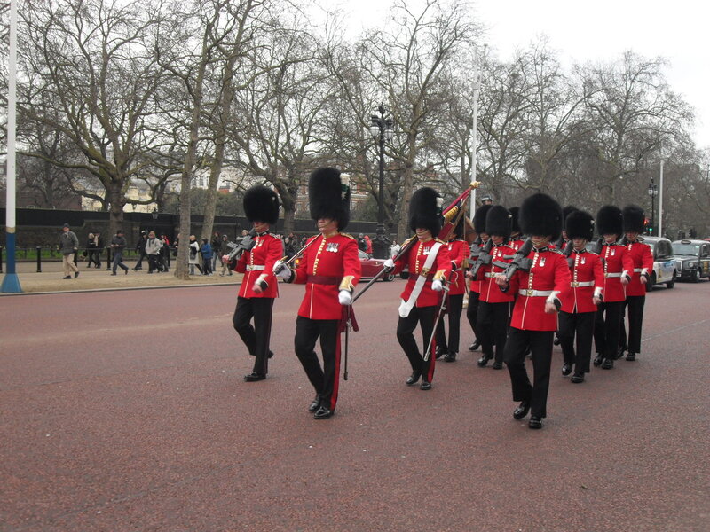 і рухається змінна вахта піхотного полку (всього в Королівської гвардії їх п'ять - Колдстрімскій, Гренадерський, Шотландський, Ірландський і Валлійська; мені було особливо приємно бачити полк з Уельсу: у них плюмаж на шапці біло-зелено-білий і гудзики на мундирі розташовані за схемою «п'ять - пробіл - п'ять») в знаменитих шапках з ведмежих шкур: