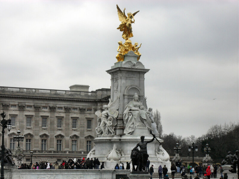 Ну а найбільше кидається в очі монумент-меморіал Королеві Вікторії: