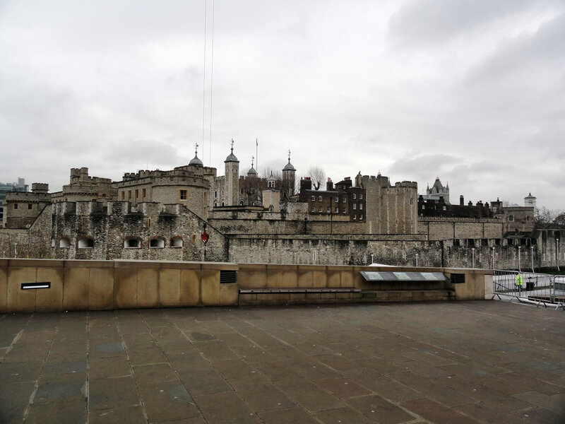 Спочатку загальний вигляд Тауера, зроблений з майданчика біля рову: