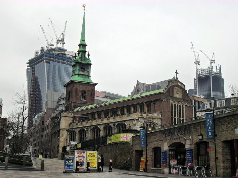 Оглядаюся назад і бачу церква Всіх Святих з золотим півником на флюгері, на тлі архітектурних монстрів Сіті: