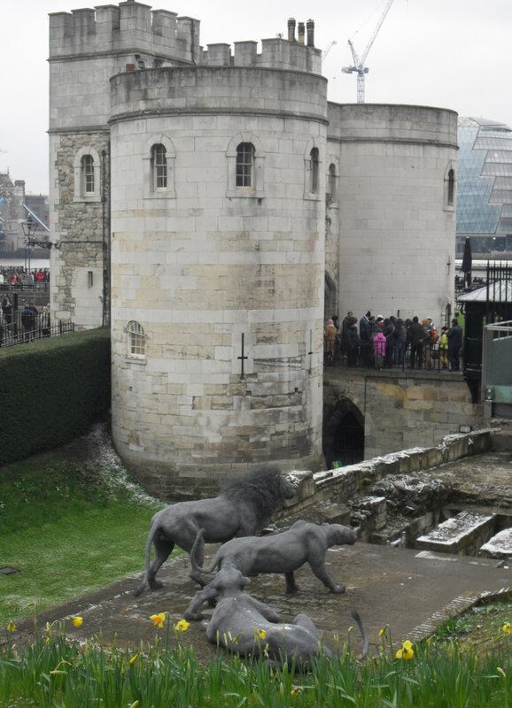 Вхід до фортеці і перші макети звірів (будуть ще):