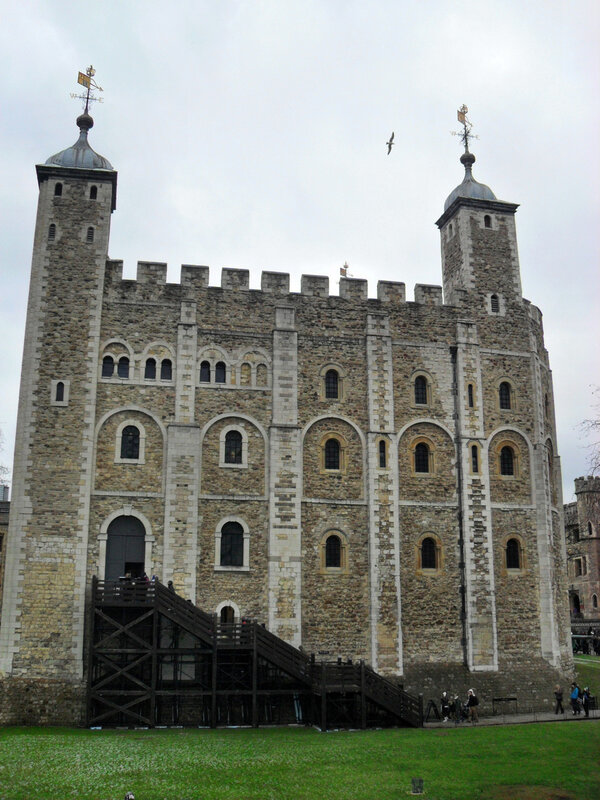 Потім ми вийшли на вулицю і гуляли по подвір'ях, розглядаючи численні пам'ятки: