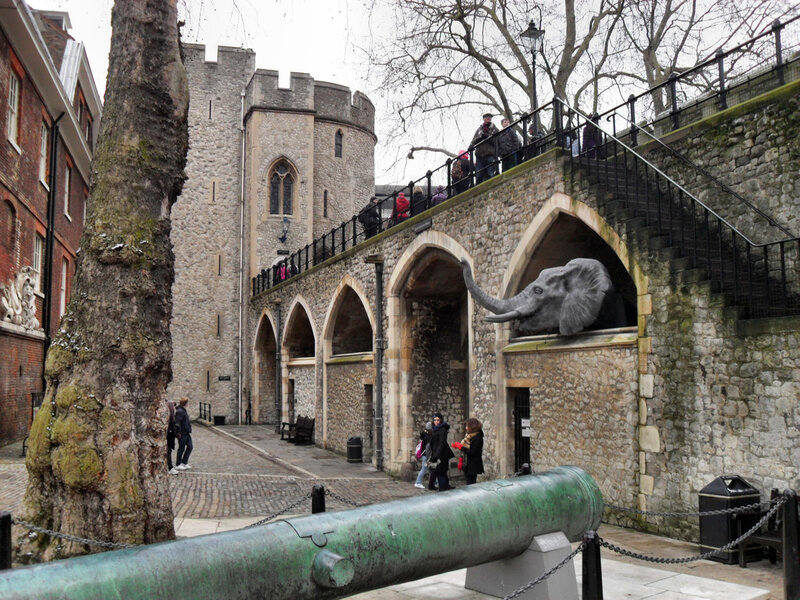 Ще один звір (тобто макет), на цей раз слон:   Мені дуже сподобалася розкішна гармата з символікою Мальтійського ордена:   Мавпи Тауера (на щастя, макети, бо таких мавп в живому стані я б серйозно побоювався):