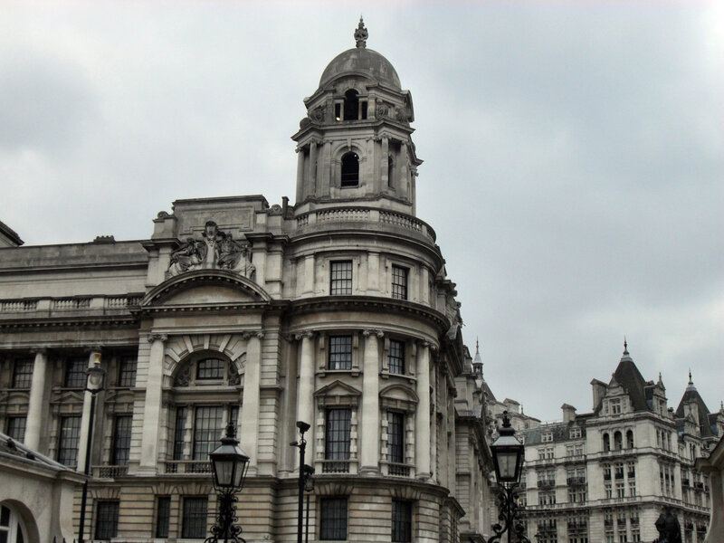 За межами арки Адміралтейства розташовується статуя знаменитого англійського мандрівника капітана Джеймса Кука