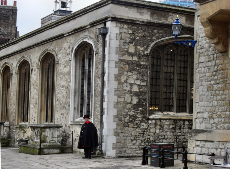 Біфітерамі їх прозвали за те, що в раціоні стражників завжди було багато яловичого м'яса і бульйону (beef-eaters), що нетипово для старих часів