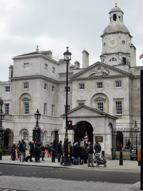 Неподалік від цих тріумфальних громадин знаходиться будівля за адресою Даунінг-стріт, 10, що служить резиденцією прем'єр-міністрів