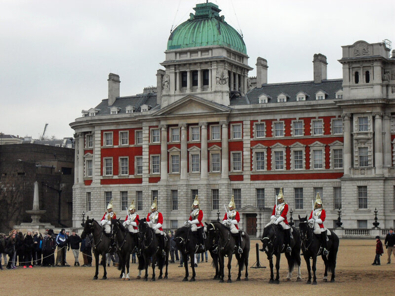 На сторожі стоять спішені (саме спішені, а не власне піхотинці) і кінні гвардійці