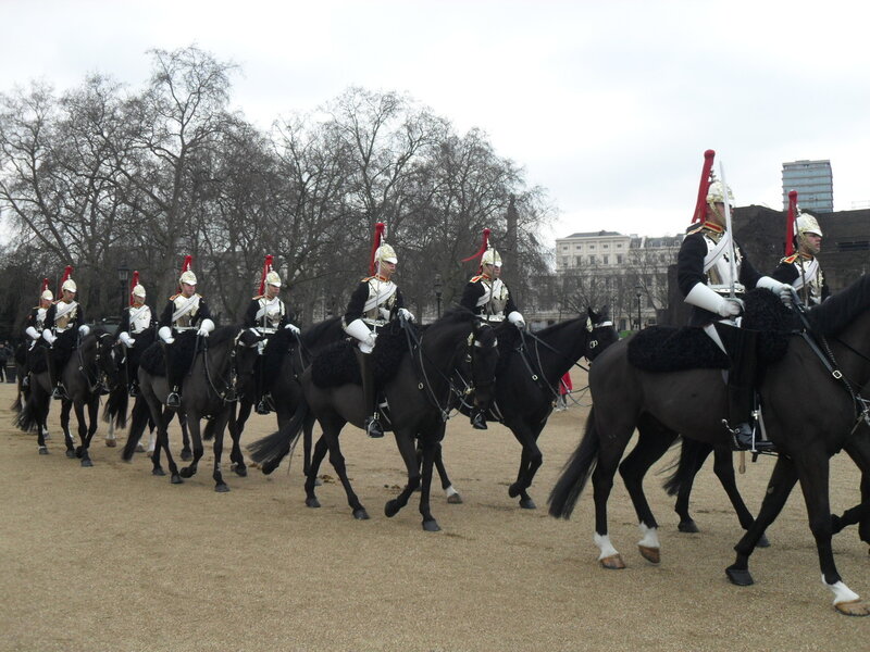 На зміну їде нова вахта - в темно-синій формі полк «Blues and Royals»: