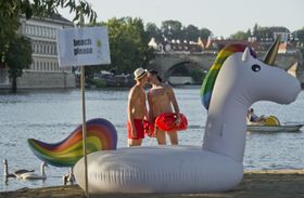 Учасники фестивалю Prague Pride, Фото: ЧТК   - І все ж - вам відомі конкретні випадки порятунку Чехією людей, що піддавалися переслідуванням через свою нетрадиційну орієнтацію
