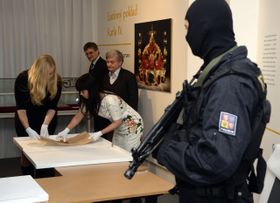 Підготовка виставки, Фото: ЧТК   Співробітник Центру медієвістики Вацлав Журек, що спеціалізується на вивченні Люксембурзькій династії, розповів «Чеському Радіо» про значення цих вицвілих сторінок, вартість яких виміряти просто неможливо