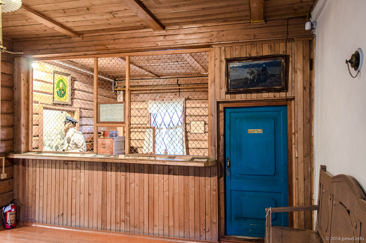 Ось тільки вогнегасник на підлозі і пластиковий вимикач сховати не вдалося