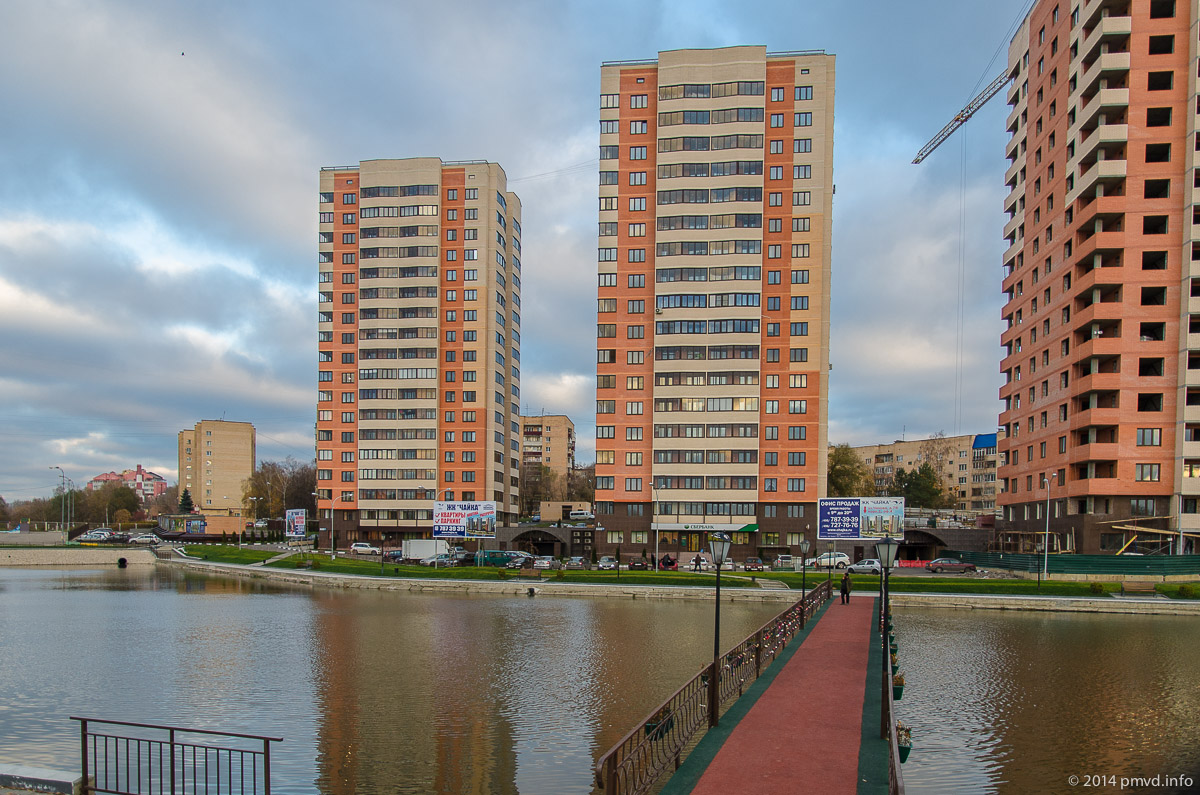 За навішеним замочки видно, що це місце користується популярністю у молодят