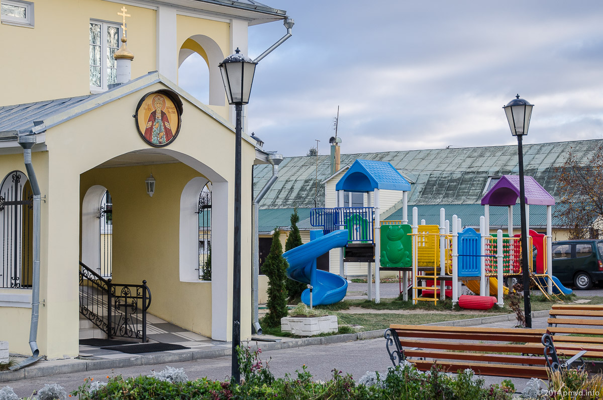 Ось і у дворі Анно-зачатівська церкви стоїть цілком сучасний майданчик