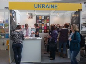 Український стенд на празької книжковій виставці, Фото: Катерина Сташевська, Чеське радіо - Радіо Прага   - Ця зміна відбувається частково і завдяки тому, що змінюється склад приїжджають сюди українців, - раніше це в більшості своїй були тільки різноробочі