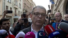 Глава партійного списку соціал-демократів Любомир Заоралек після виборів, Фото: ЧТК   Як підкреслює Ян Коварж, ні ЧСДП, ні будь-яка інша партія не говорили перед виборами про прагнення зміцнити позицію Чехії в рамках ЄС і не декларували послідовний проєвропейський курс