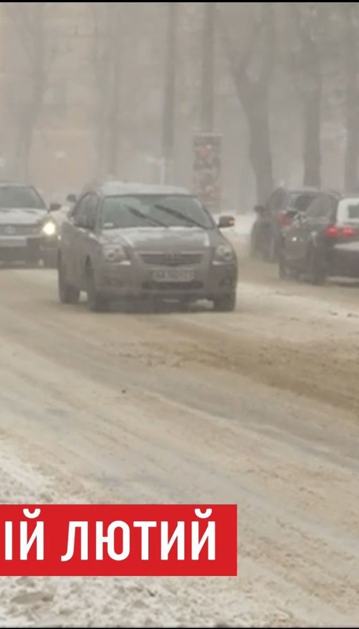 Під Бердянському через сильний вітер сніг з полів утворив перемети на дорогах