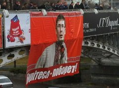 Відомо, що саме колишні заступники засудженого екс-міністра ініціювали збір коштів в сумі понад 643 тисячі гривень, щоб сплатити за нього «борг» державі за нібито незаконну організацію урочистостей з нагоди Дня міліції в палаці «Україна»