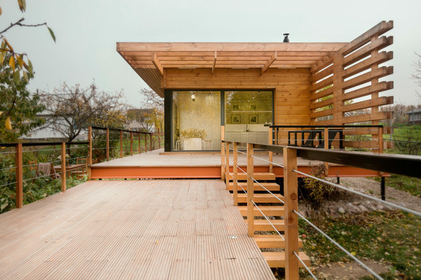 Перегородка виконує дві функції: з боку кухні це барна стійка, а з боку спальні - стелаж з телевізором