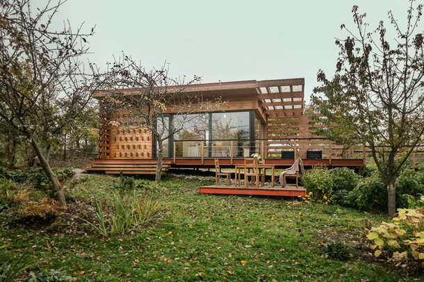 Будиночок знаходиться в глибині ділянки, і від під'їзної дороги його приховують дерева, тому, незважаючи на відсутність штор, можна не боятися цікавих поглядів