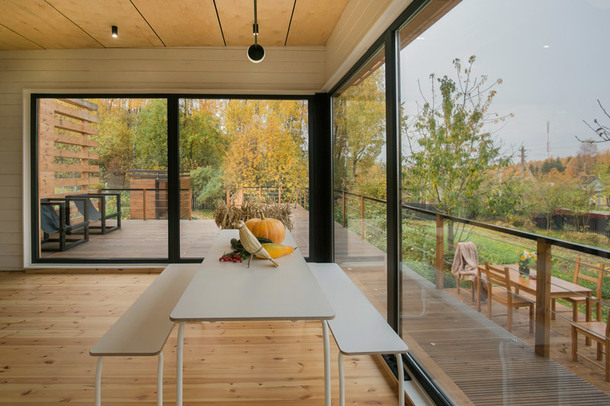 Вона була спроектована задовго до появи будинку, але склала йому відмінну компанію (її довелося лише тонувати в колір зрубу)