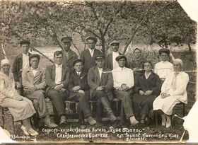 Чехи в Тешебс, Геленджикский район, 1939 р Фото: офіційний сайт Маяка Геленджика   У роботі з'їзду брав участь і Алоїз Кареш, який не був відомою фігурою чеської політики або культури, однак керував однією з найбільших компаній, що здійснювали організацію міграції, перш за все, в Америку