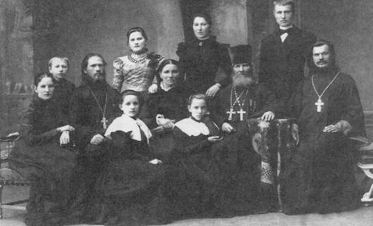 Його брат Анатолій (на фото - другий зліва), коли виріс, став учасником Великої Вітчизняної війни, дійшов до Берліна і на стіні рейхстагу залишив напис «Сибірцев»