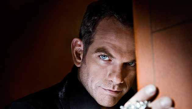 Всесвітньої слави зажив після того, як зіграв роль Квазімодо в мюзиклі «Нотр-Дам де Парі» в 1998 році