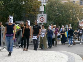 Фото: Ігор Будикін   Ніхто з російських дипломатів або співробітників посольства не вийшов до маніфестантів, серед яких були чехи, росіяни, українці і громадяни інших країн