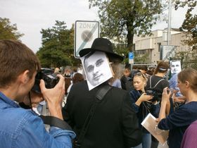 Фото: Ігор Будикін   Після перевірки поліцією фотографії були зібрані в дві пачки, перев'язані білою стрічкою і опущені в поштову скриньку посольства