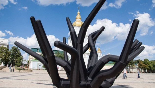 До дня проти тортур в Києві встановили рухливі щупальця / Фото: Орган Олександр, Укрінформ