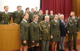 Церемонія на честь ветеранів у Міністерстві оборони ЧР (в центрі Mілослав Масопуст), Фото: Лорета Вашкова, Чеське радіо - Радіо Прага   Рота Антоніна Сохора, якому тоді було 29 років, діяла в перших рядах чехословацького батальйону, сформованого з чехословацьких добровольців під командуванням полковника Людвіка Свободи в місті Бузулук Оренбурзької області